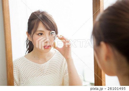 若い女性のメイクシーン 26101495