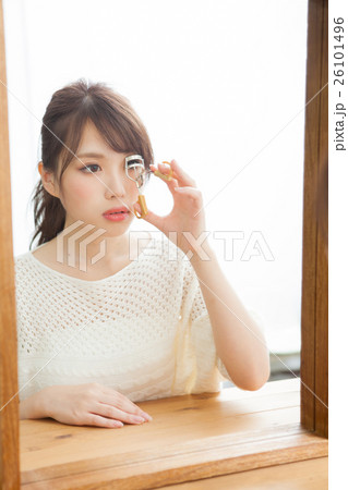 若い女性のメイクシーン 26101496