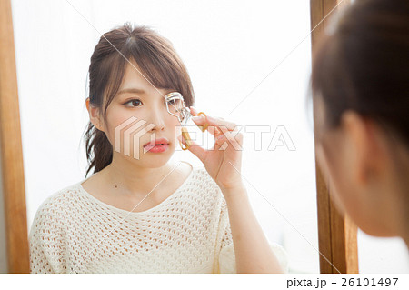 若い女性のメイクシーン 26101497