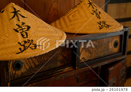 古い箪笥の上の木曽路の菅笠 26101978
