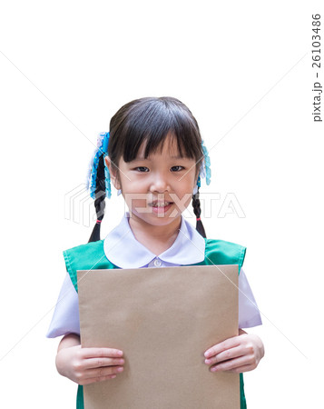 Asian kid girl holding a brown envelope  26103486