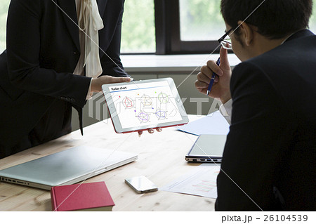 タブレットを見せるビジネスウーマン タブレットを見せるビジネスウーマン 26104539