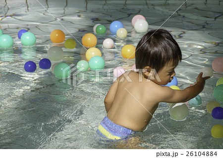 子供用プールで遊ぶ1歳児の写真素材