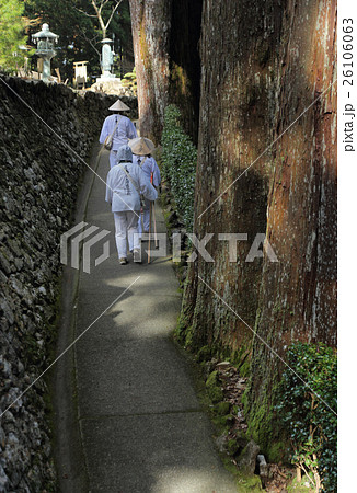 四国霊場第21番札所「太龍寺」境内の小径を行くお遍路さん 26106063