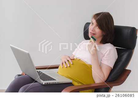 Pregnant woman makes a purchase on the Internet 26106085