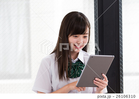 タブレットを見る女子生徒 26106310