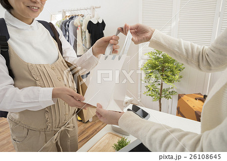 買物をする妊婦 買物をする妊婦 26108645