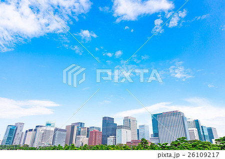皇居前広場からの丸の内ビル群の景色 皇居前広場からの丸の内ビル群の景色 26109217