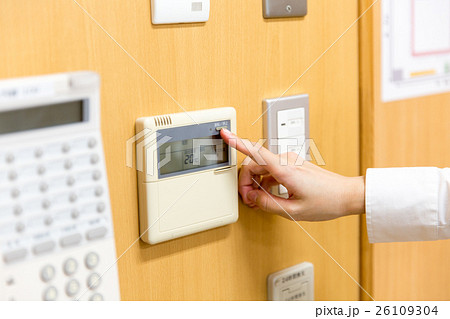 エアコンのボタンを押す 26109304