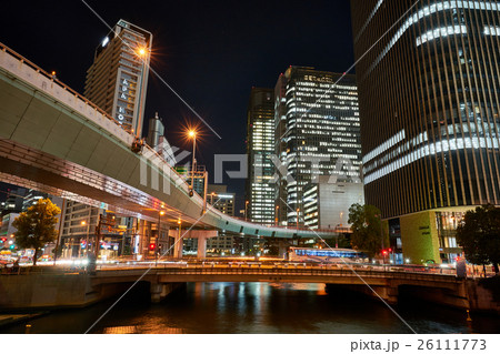 大阪の肥後橋周辺の夜景とビル群そして通勤で行き交う人々(安治川/中之島) 大阪の肥後橋周辺の夜景とビル群そして通勤で行き交う人々(安治川/中之島) 26111773