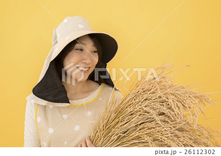 稲の出来具合を見る米農家女性 26112302