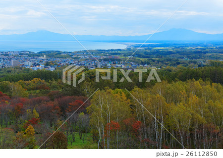 紅葉の天都山より網走市街と知床連山を望む 紅葉の天都山より網走市街と知床連山を望む 26112850