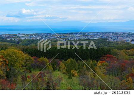 紅葉の天都山より網走市街と知床連山を望む 紅葉の天都山より網走市街と知床連山を望む 26112852