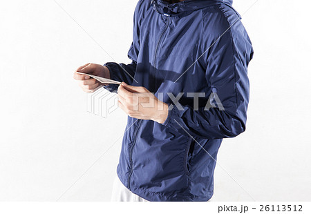 お札を持つ男性・白バック お札を持つ男性・白バック 26113512