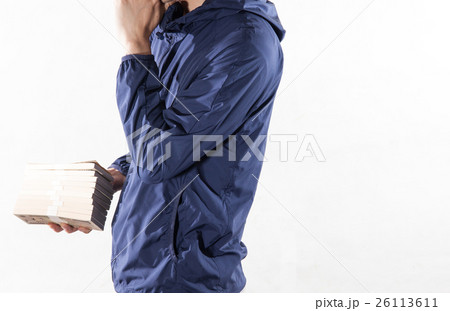 札束を持つ男性・白バック 26113611