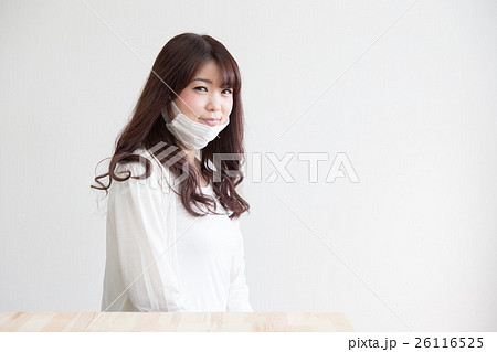 マスクをかける女性・白バック マスクをかける女性・白バック 26116525