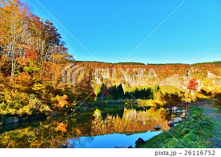 苗場山麓ジオパーク 紅葉映える津南見玉公園の秋の写真素材