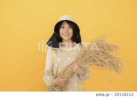稲をもつ農女 26118212