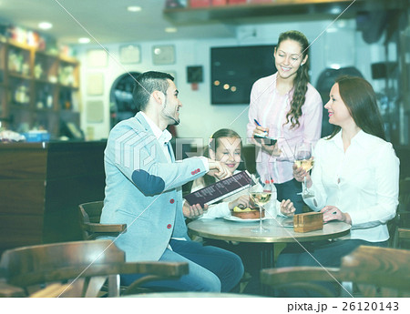 waitress and happy family 26120143
