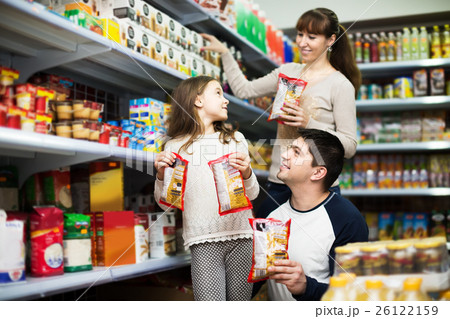 Family at grocery store 26122159
