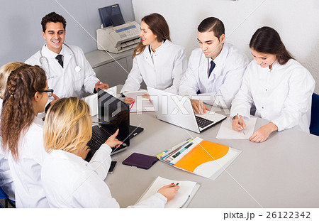 Health-care workers and head physician at colloquium in clinic 26122342