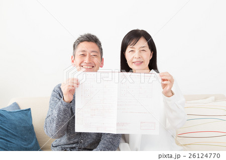 婚姻届を広げる夫婦 婚姻届を広げる夫婦 26124770