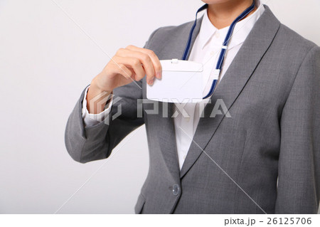 ネームプレートをかざす女性 26125706