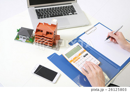 住宅模型と計算する人 26125803