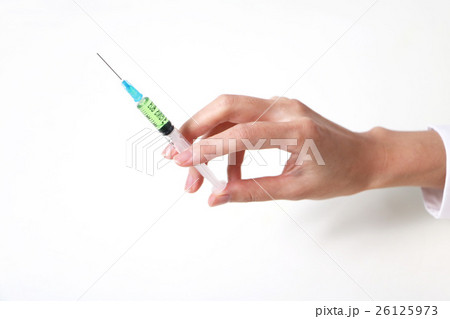 注射器を持つ女性 26125973