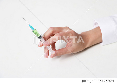 注射器を持つ女性 注射器を持つ女性 26125974
