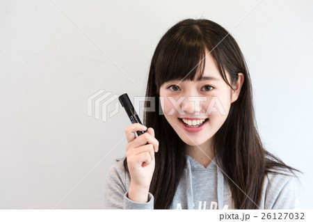 ホワイトボードの前の女子高生 26127032