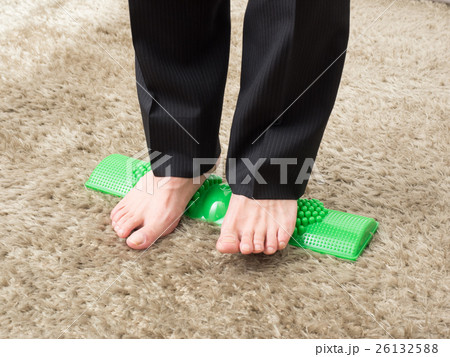 青竹踏みをして痛がる男性 26132588