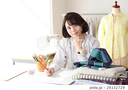 デザインを考えるファッションデザイナー 26132729