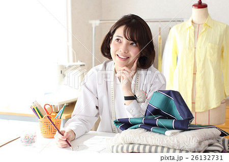 デザインを考えるファッションデザイナーの写真素材 デザインを考えるファッションデザイナーの写真素材