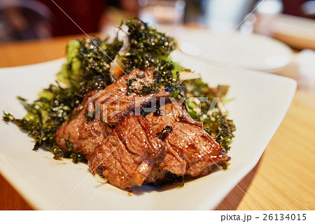 美味しそうな牛肉料理と野菜/焼肉/ステーキ/オリジナル 美味しそうな牛肉料理と野菜/焼肉/ステーキ/オリジナル 26134015