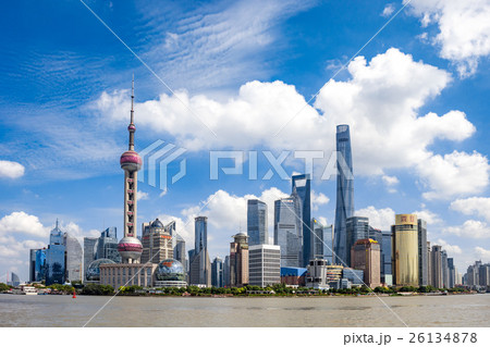 青空の上海浦東高層ビル群 26134878
