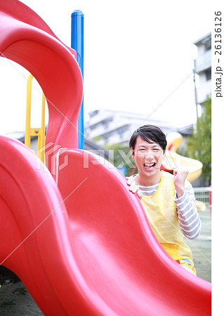保育士 (男性 仕事 エプロン 保父 保育園 児童福祉施設 アスレチック 遊具 公園 託児所) 26136126