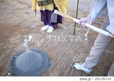 地鎮祭 (安全祈願祭 儀式 イベント 鍬入れ ボディパーツ 人物 男性 神主 仏式 土地 行事) 地鎮祭 (安全祈願祭 儀式 イベント 鍬入れ ボディパーツ 人物 男性 神主 仏式 土地 行事) 26136154