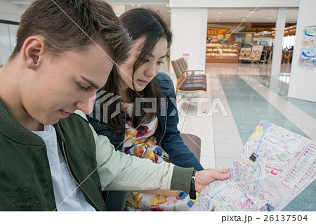 外国人観光客を案内する日本人女性 外国人観光客を案内する日本人女性 26137504
