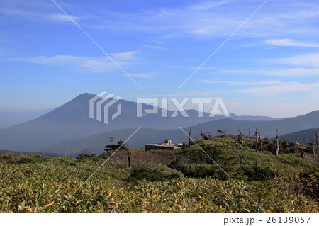 八幡平の登山道から望む岩手山 26139057