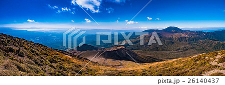 高千穂峰から御鉢、新燃岳、韓国岳、遠くに桜島 26140437