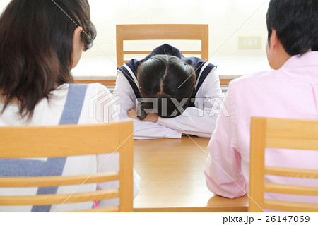 子どもの前で喧嘩する夫婦 26147069