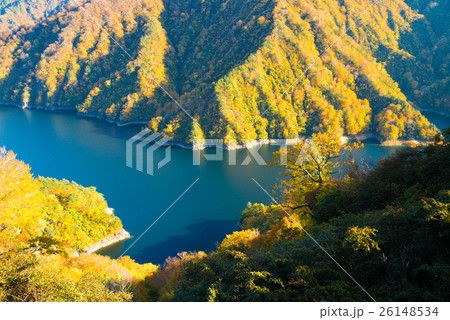 夕照に輝く田子倉湖 26148534