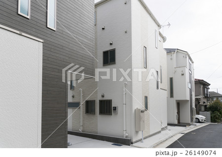 住宅 住宅街 東京都心の狭小住宅3階建て ローコスト住宅 敷地面積が狭い の写真素材