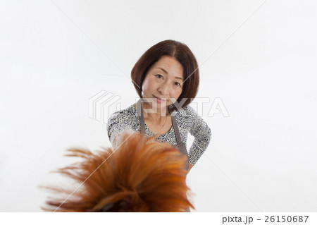 大掃除イメージ・女性・毛ばたき 26150687