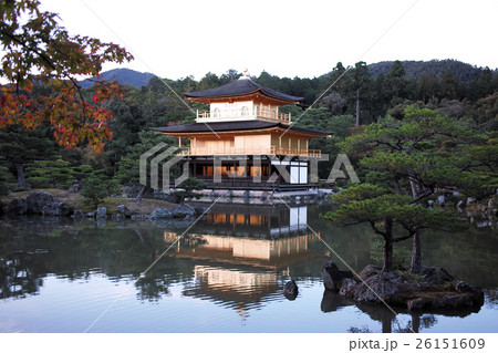 京都　金閣寺と鏡湖池 26151609