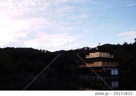 京都　夕暮れの金閣寺 26151622