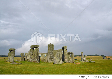 虹を背景にそそり立つ、高さ7ｍ、45tもの巨石もある、ストーンヘンジ 26152085