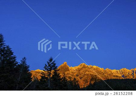 初冬の暮れ行く陽に染まる八ヶ岳 初冬の暮れ行く陽に染まる八ヶ岳 26152208