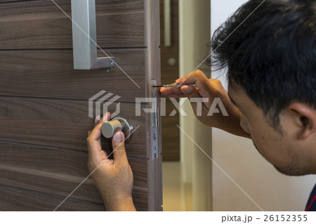 locksmith man fix the bathroom door by screwsriver locksmith man fix the bathroom door by screwsriver 26152355
